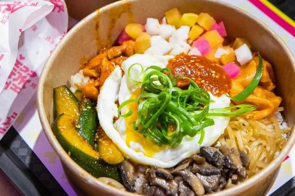 Gdzie zjeść w Łodzi na Piotrkowskiej? Odkryj najlepsze miejsca