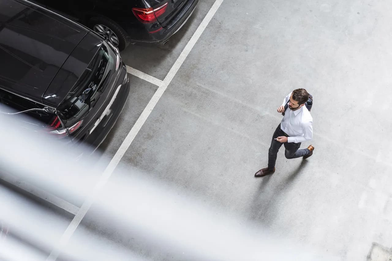 Jak korzystać z parkingu na lotnisku: uniknij ukrytych opłat i stresu