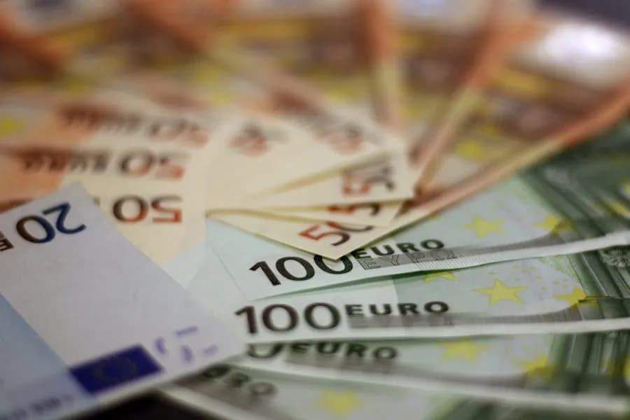 Słowenia jaka waluta obowiązuje? Wszystko o euro i płatnościach w podróży