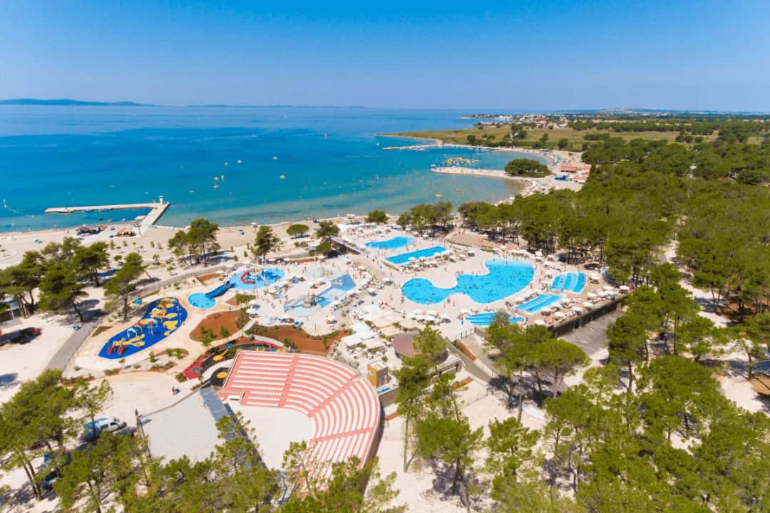 Camping z dziećmi – jak wybrać idealne miejsce z atrakcjami wodnymi?