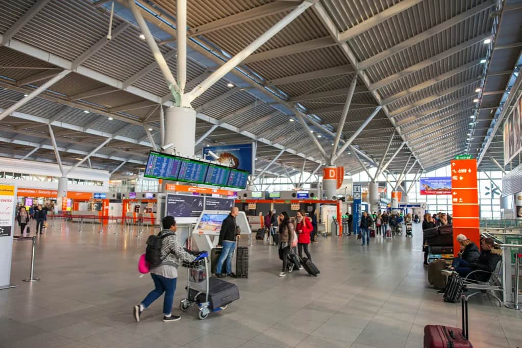 Jak dojechać z lotniska Chopina do centrum - szybkie i tanie opcje