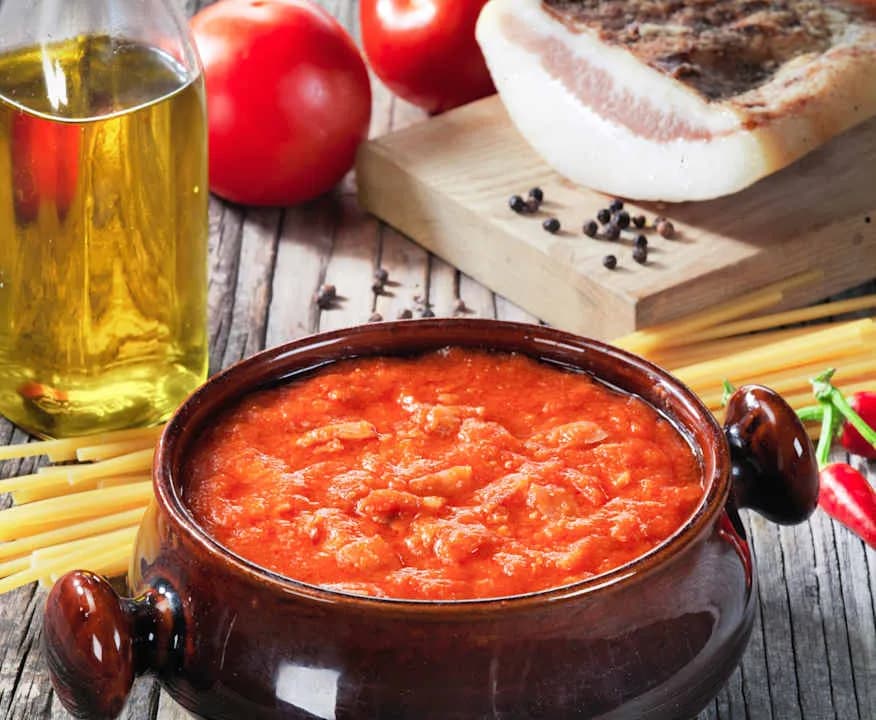 Przepis na pyszną pastę z amatriciana - Prosty przepis na domowy sos amatriciana