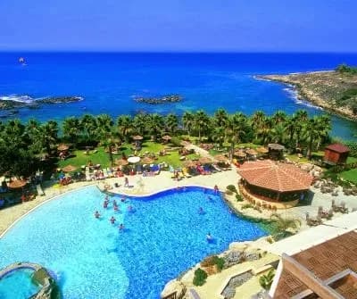 Gdzie polecieć w kwietniu? Najlepsze destynacje na wiosnę bez niespodzianek